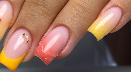 Manucure dégradée avec bijoux chez Morganails, Ambarès-et-Lagrave, Nouvelle-Aquitaine, FR.