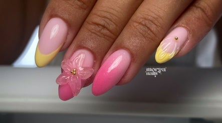 Design floral sur ongles en gel avec motifs rose et jaune à Morganails, Ambarès-et-Lagrave, Nouvelle-Aquitaine, FR.