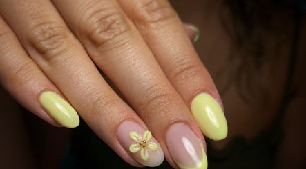 Nail art jaune fleuri chez Morganails, Ambarès-et-Lagrave, Nouvelle-Aquitaine, FR. Manucure élégante et raffinée.
