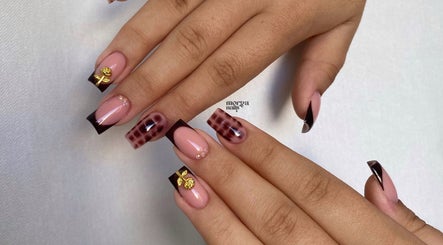 Nail art élégant chez Morganails, Ambarès-et-Lagrave, Nouvelle-Aquitaine, FR. Design rose et noir chic.