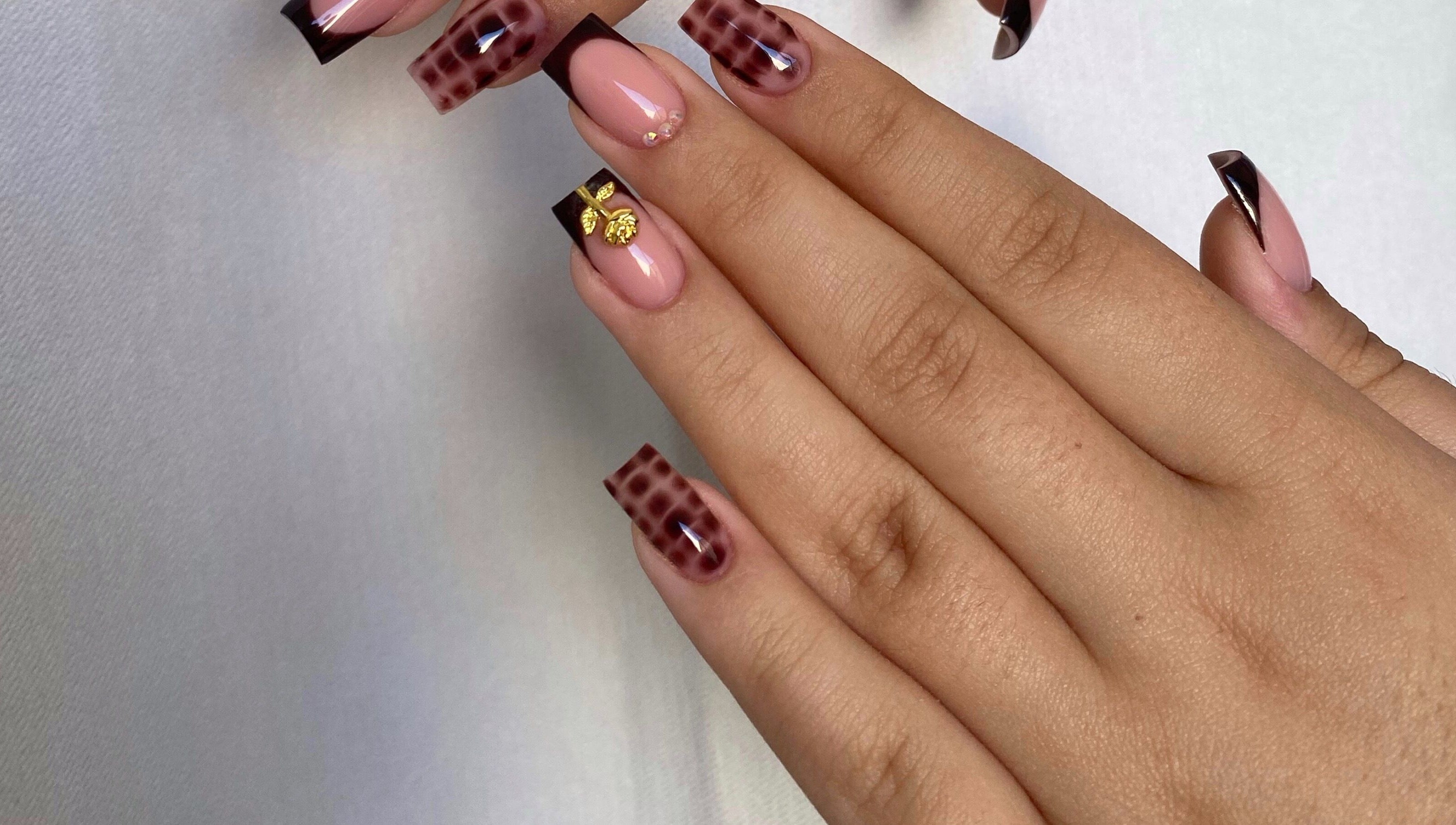 Manucure élégante avec motif à Morganails, Ambarès-et-Lagrave, Nouvelle-Aquitaine, FR.