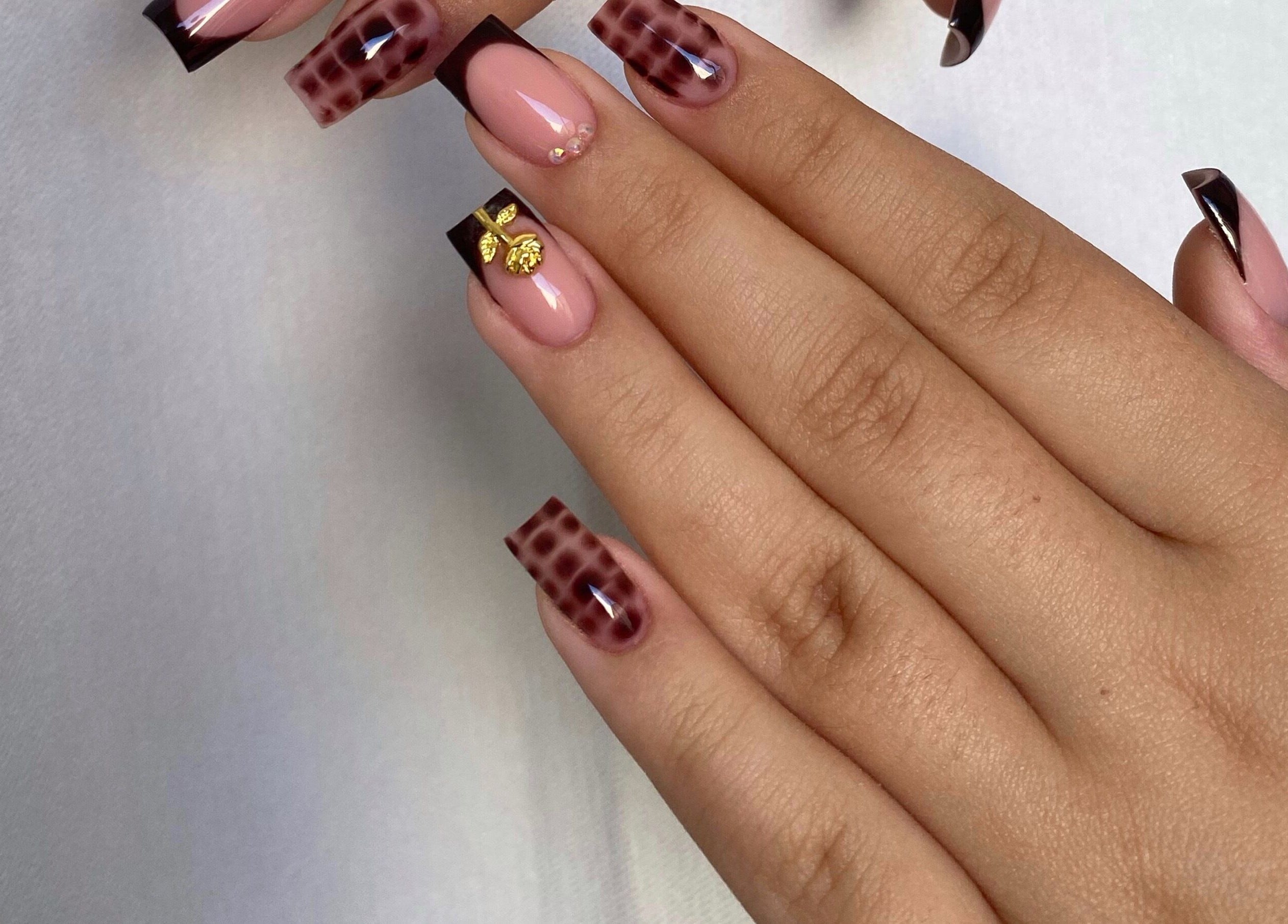 Manucure élégante avec motif à Morganails, Ambarès-et-Lagrave, Nouvelle-Aquitaine, FR.