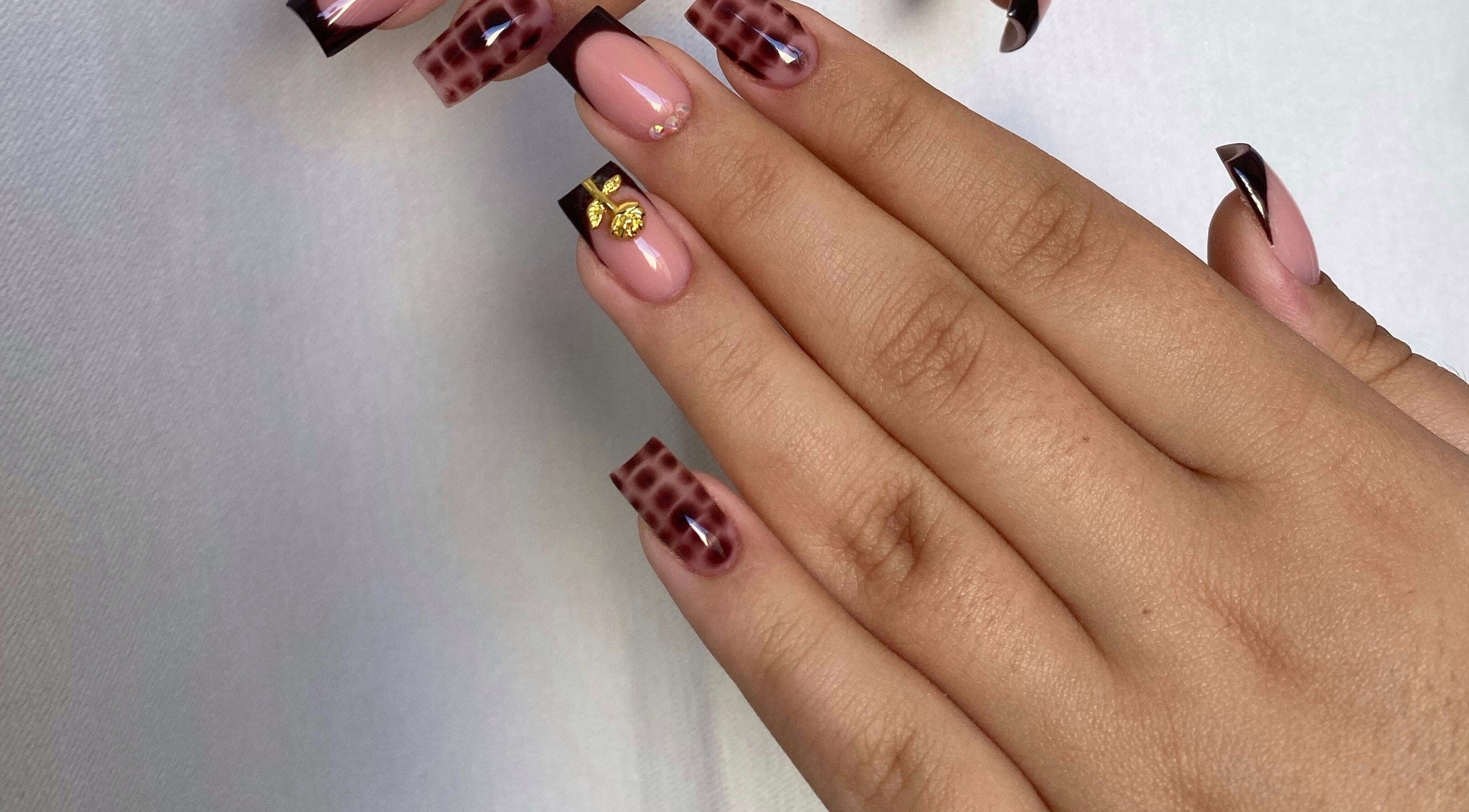 Manucure élégante avec motif à Morganails, Ambarès-et-Lagrave, Nouvelle-Aquitaine, FR.