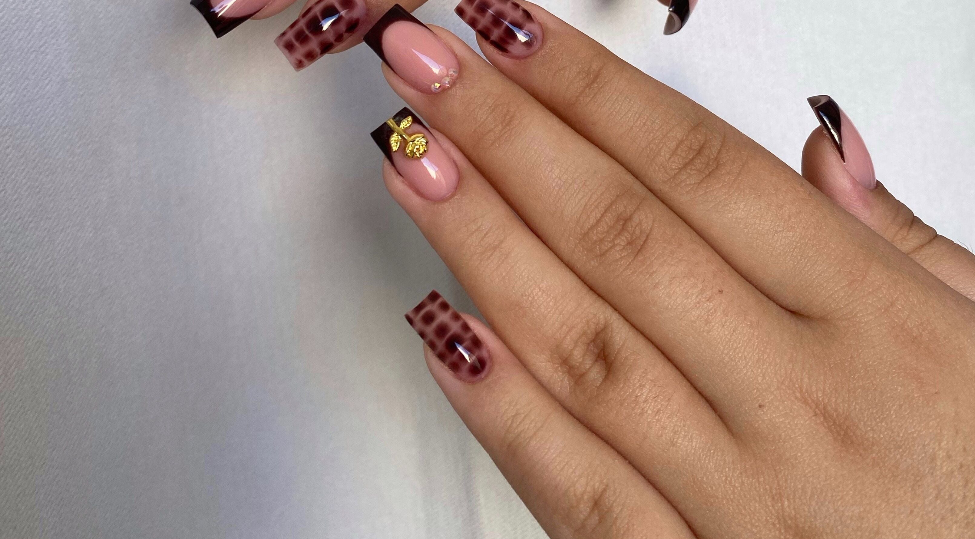 Manucure élégante avec motif à Morganails, Ambarès-et-Lagrave, Nouvelle-Aquitaine, FR.