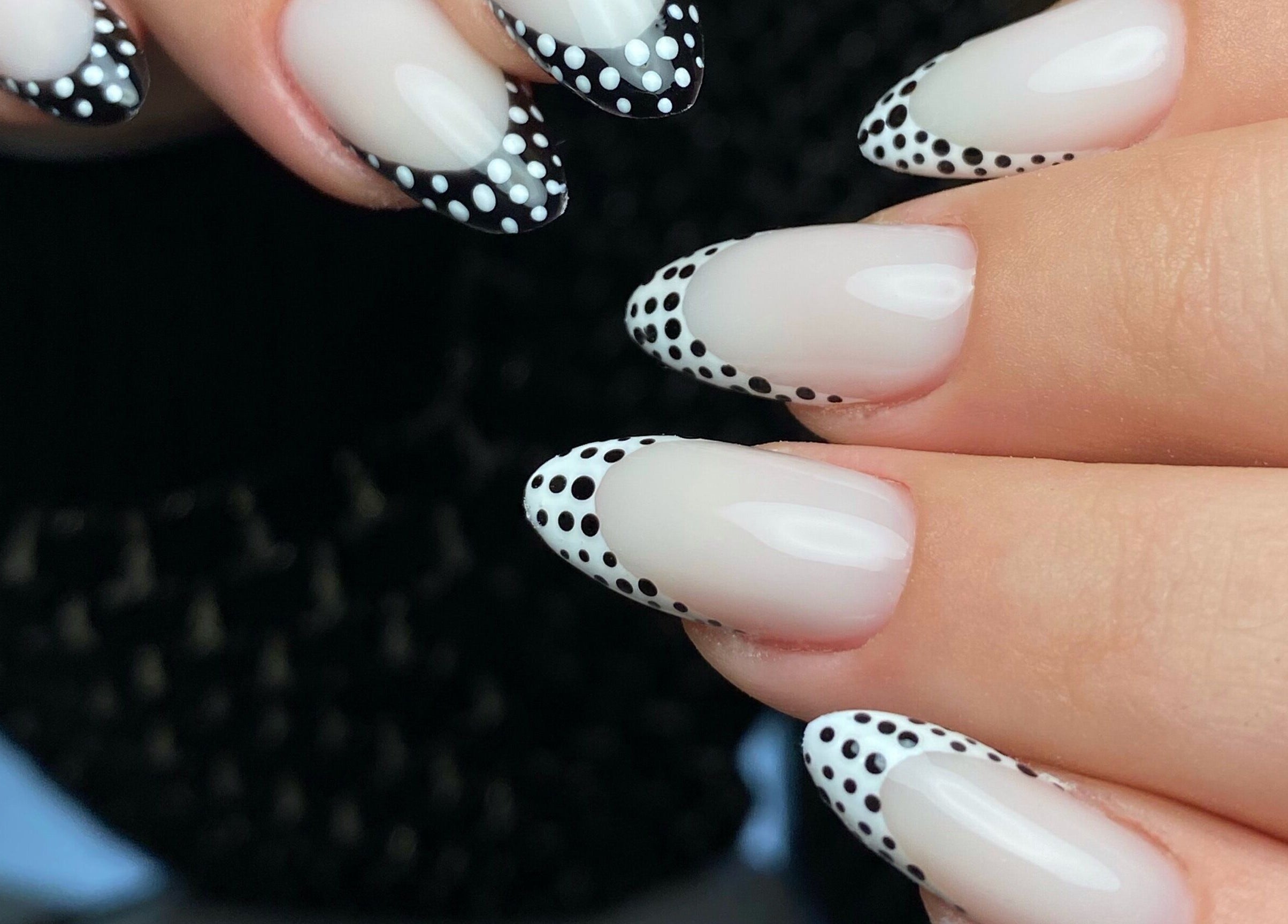 Manucure à pois noirs et blancs chez Morganails, Ambarès-et-lagrave, Nouvelle-aquitaine, FR.
