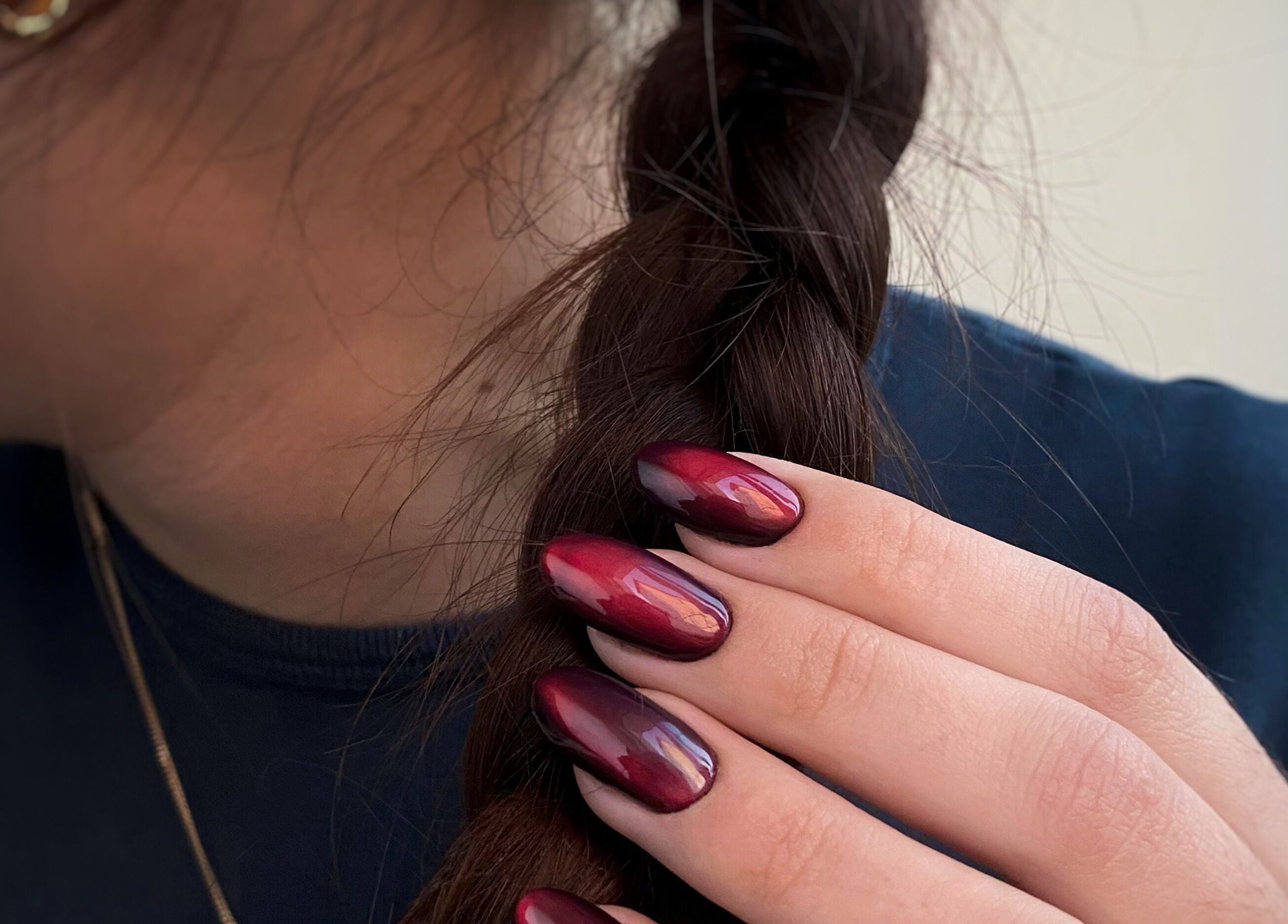 Ongles bordeaux élégants chez Morganails, Ambarès-et-lagrave, Nouvelle-aquitaine, FR.