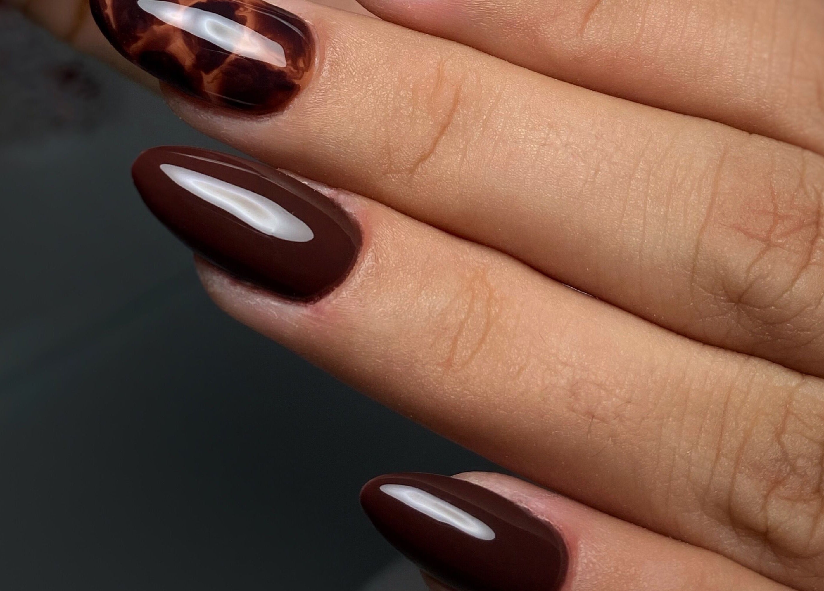 Stylish nail art à Morganails à Ambarès-et-Lagrave, Nouvelle-Aquitaine, FR. Nails marron avec design unique.