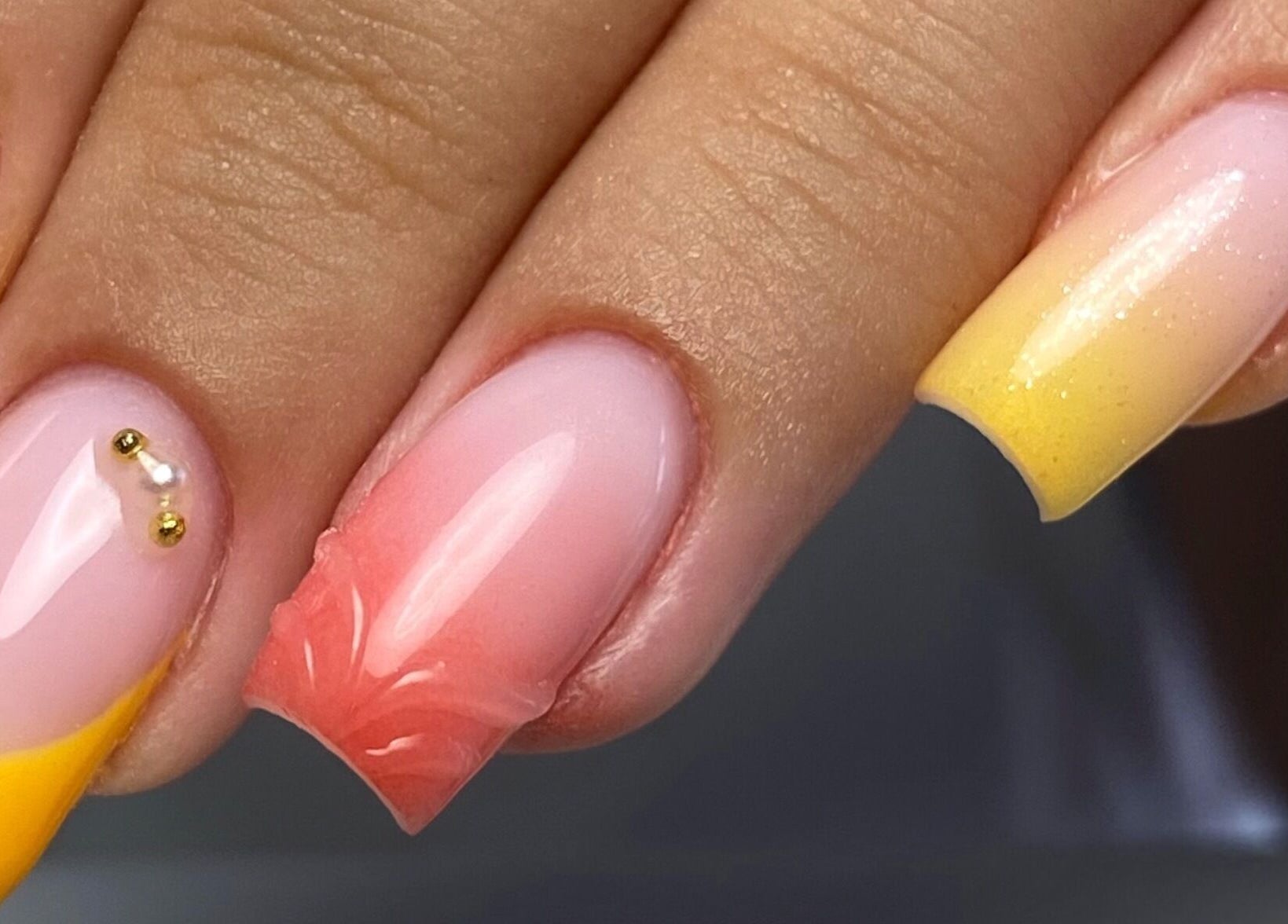 Design d'ongles pastel avec gemmes à Morganails, Ambarès-et-lagrave, Nouvelle-aquitaine, FR.