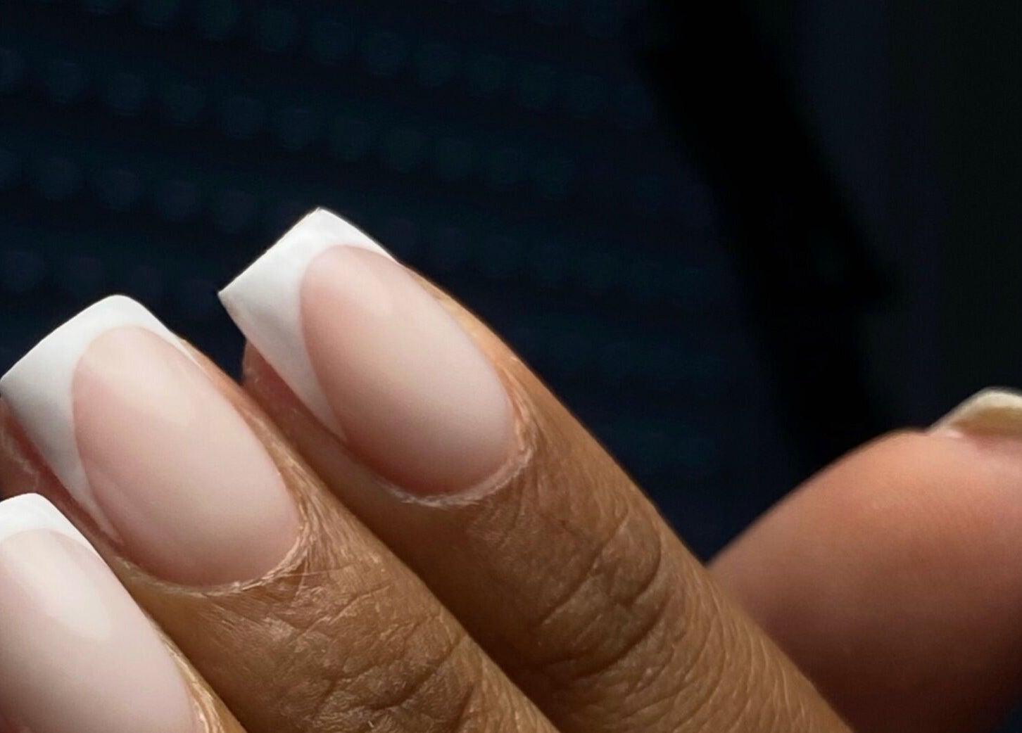 Manucure française sophistiquée à Morganails, Ambarès-et-Lagrave, Nouvelle-Aquitaine, FR.