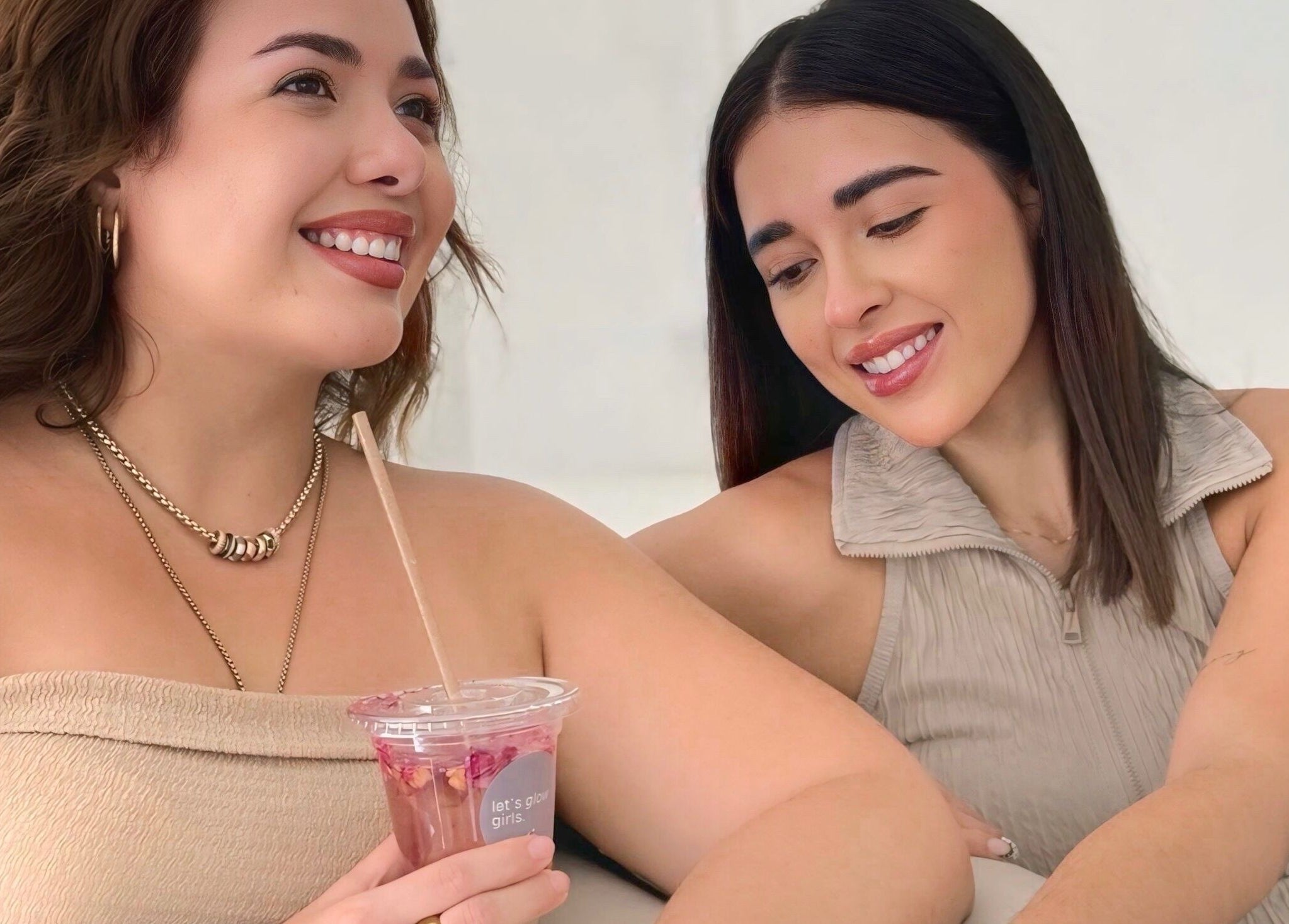 Dos mujeres sonriendo y disfrutando de una bebida en Aguinay, Ciudad Lázaro Cárdenas, Michoacán, MX.