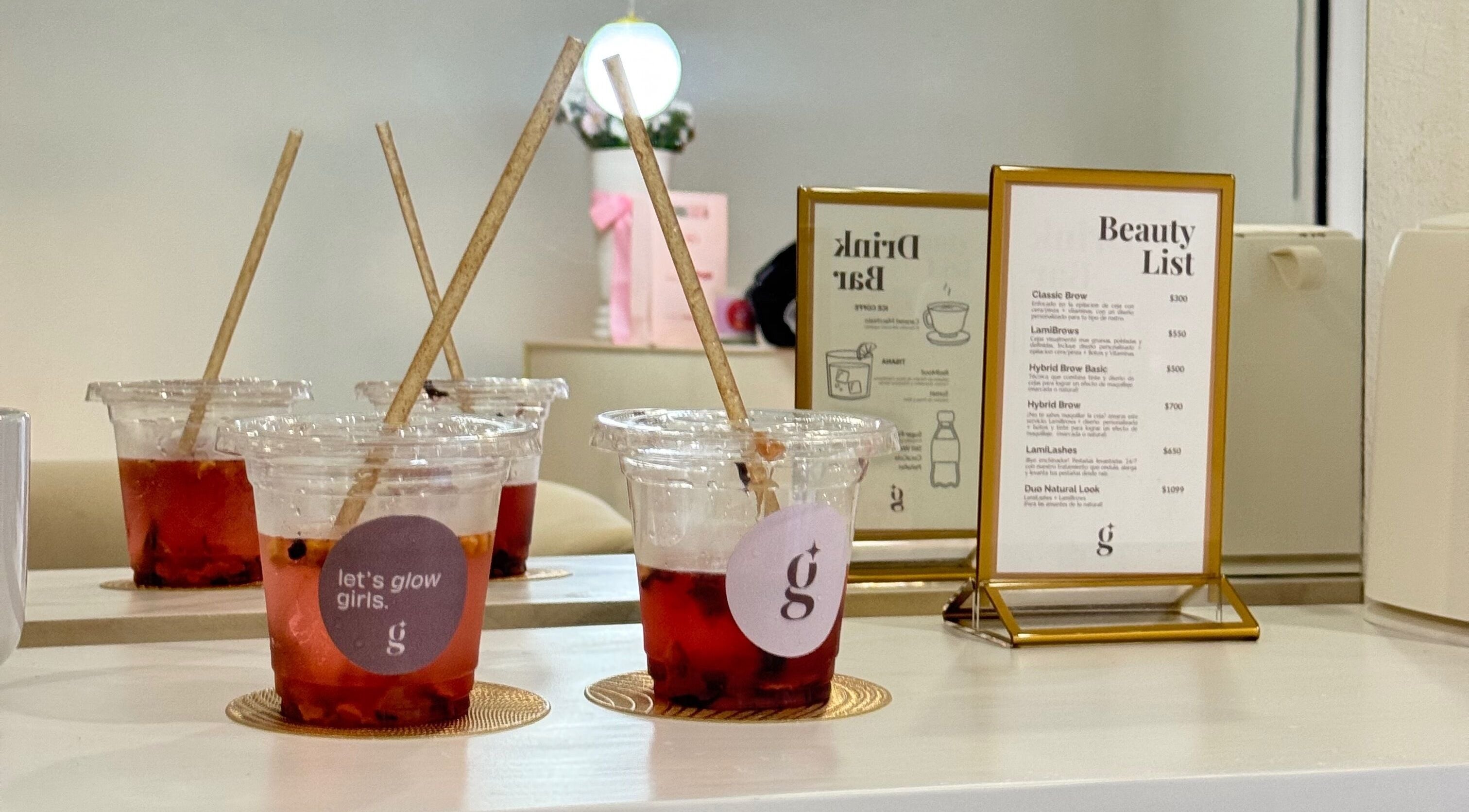 Bebidas y menú en Aguinay, Ciudad Lázaro Cárdenas, Michoacán, MX, ambiente acogedor.