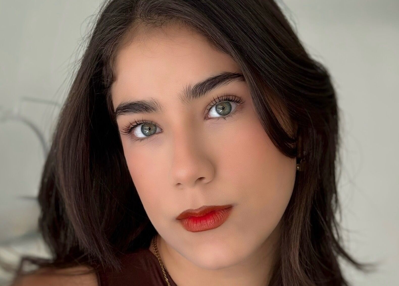 Rostro de mujer con maquillaje natural en Aguinay, Ciudad Lázaro Cárdenas, Michoacán, MX.