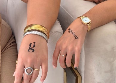 Tatuajes temporales elegantes en manos decoradas en Aguinay, Ciudad Lázaro Cárdenas, Michoacán, MX.