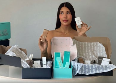 Mujer mostrando productos de belleza en Aguinay, Ciudad Lázaro Cárdenas, Michoacán, MX.