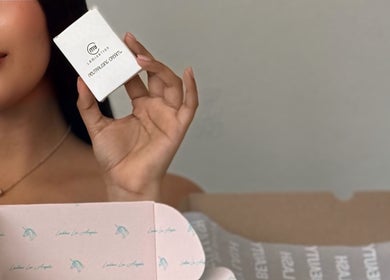 Mujer mostrando producto de belleza en Aguinay, Ciudad Lázaro Cárdenas, Michoacán, MX.