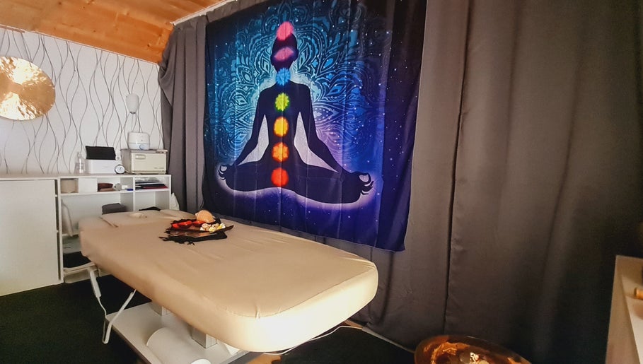 Behandlungsraum im My Tempel of Energy in Polch, Rheinland-pfalz, DE, mit Chakra-Tuch und Massagetisch.