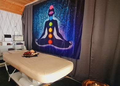 Behandlungsraum im My Tempel of Energy in Polch, Rheinland-pfalz, DE, mit Chakra-Tuch und Massagetisch.