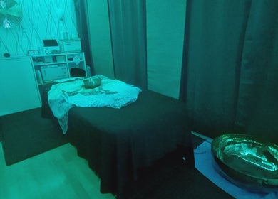 Entspannungsraum bei My Tempel of Energy, Polch, Rheinland-Pfalz, DE mit einer Massageliege.