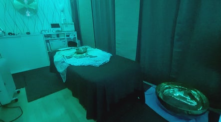 Entspannungsraum bei My Tempel of Energy, Polch, Rheinland-Pfalz, DE mit einer Massageliege.