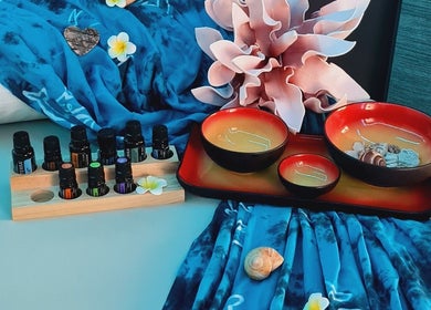 Aromatherapie Setup bei My Tempel of Energy in Polch, Rheinland-Pfalz, DE mit Ölen und Schalen.