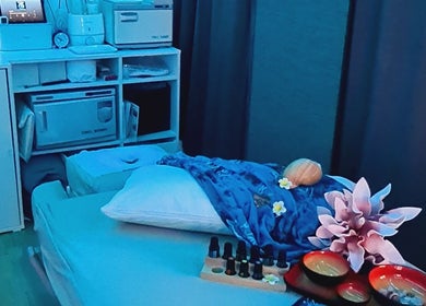 Massagezimmer im My Tempel of Energy, Polch, Rheinland-pfalz, DE, mit wohltuender Beleuchtung und ätherischen Ölen.