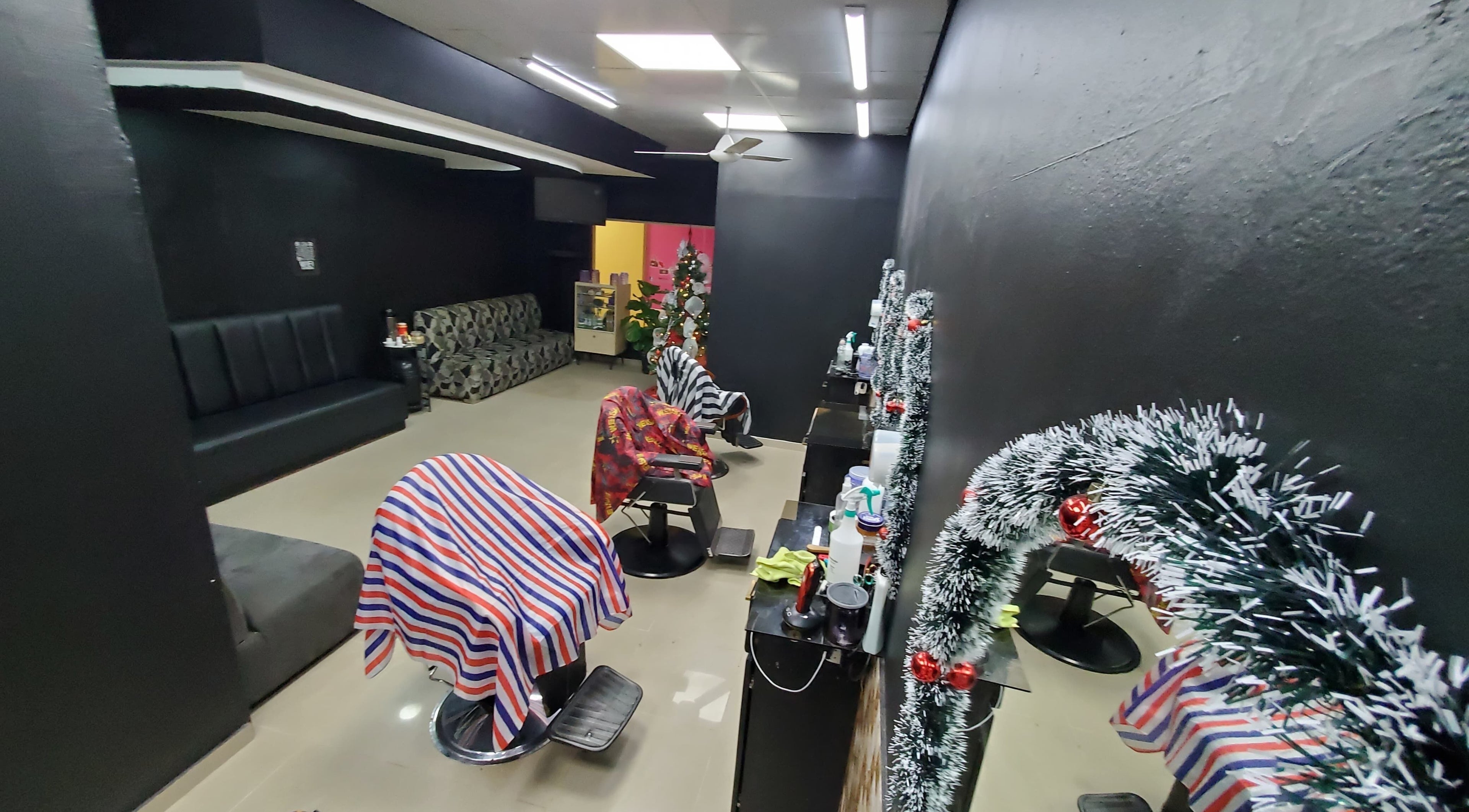 Interior elegante de IMPERIOdesign BarberShop, Santo Domingo Este, Santo Domingo, DO, con cómodas sillas.