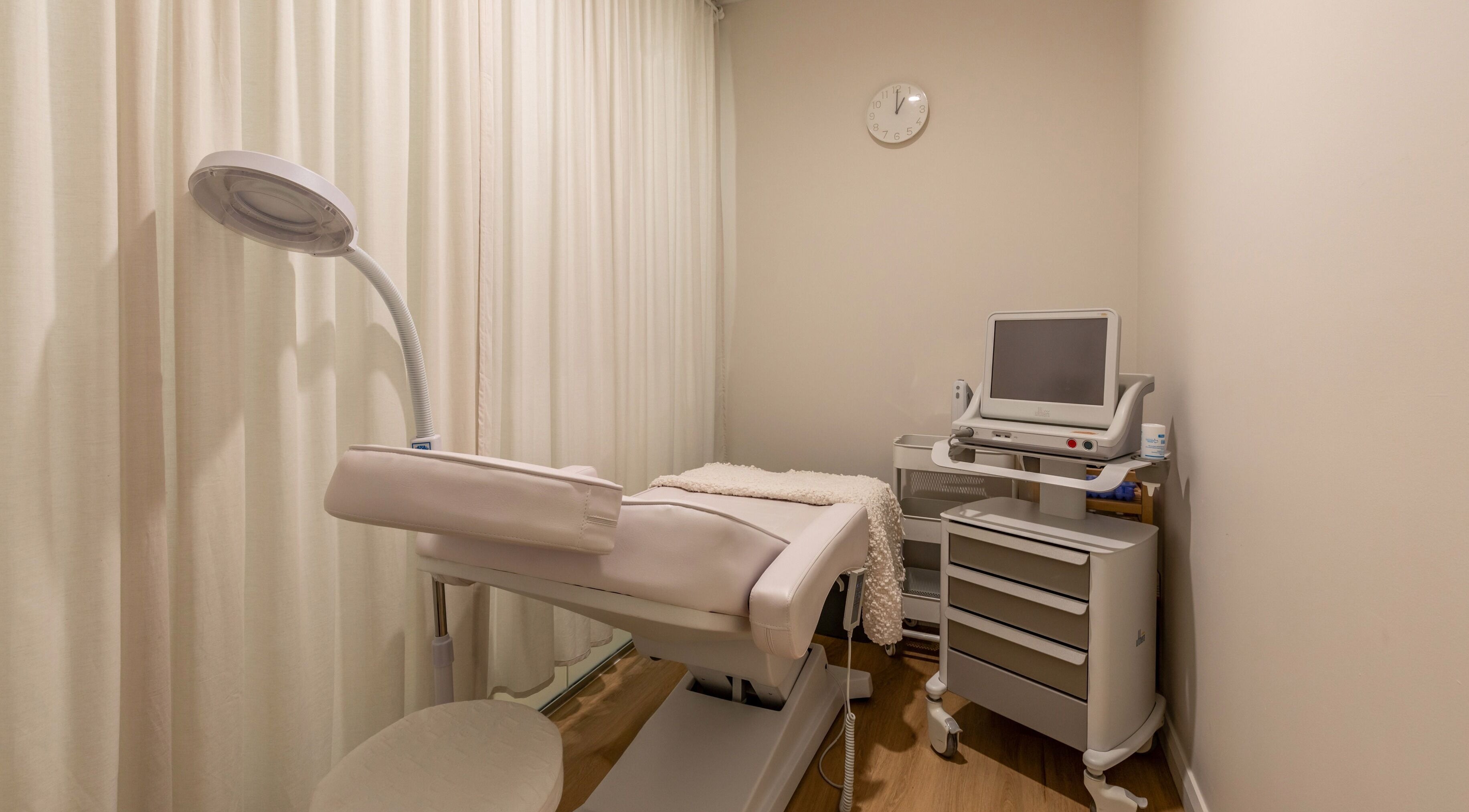 Tranquil treatment room at Cosmax Beauty Clinic, Castle Hill, New South Wales, AU, featuring modern equipment.