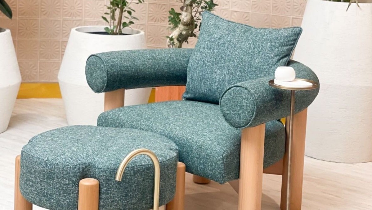 Elegant green chair at Vaya Salon, Riyadh, SA offering stylish comfort.