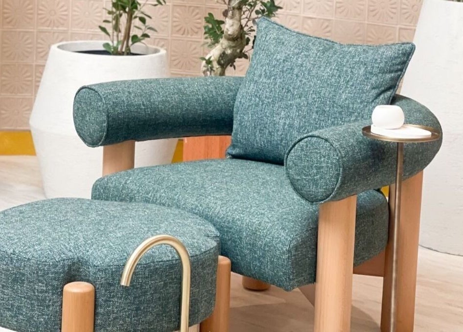 Elegant green chair at Vaya Salon, Riyadh, SA offering stylish comfort.