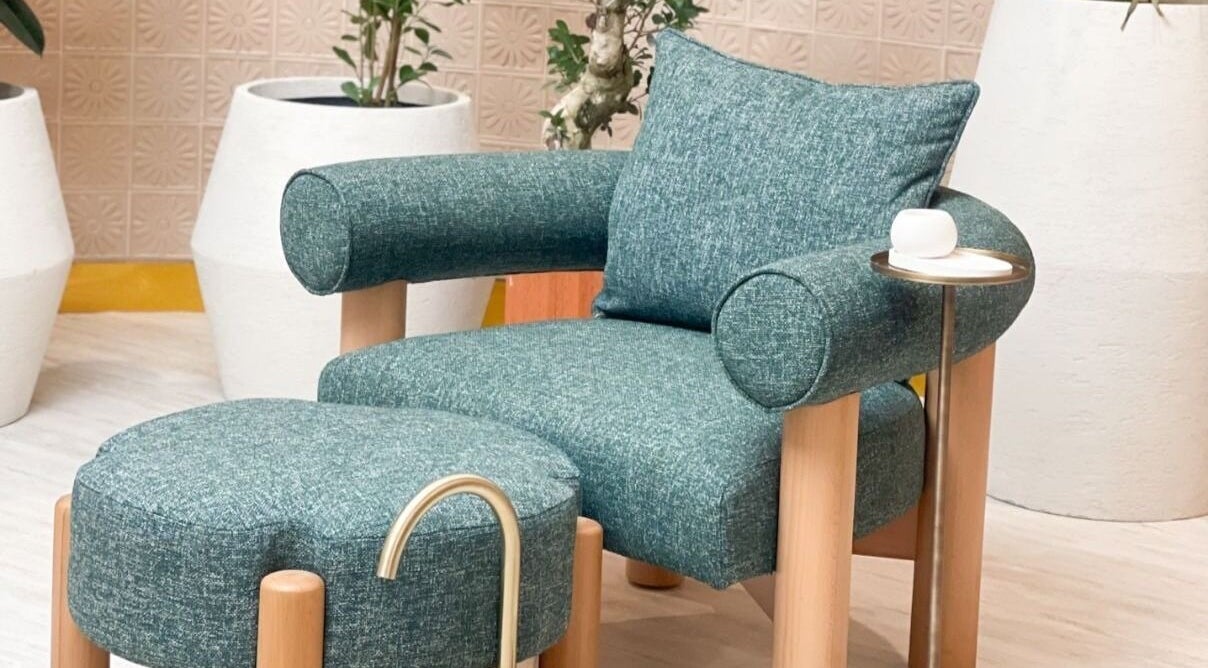 Elegant green chair at Vaya Salon, Riyadh, SA offering stylish comfort.