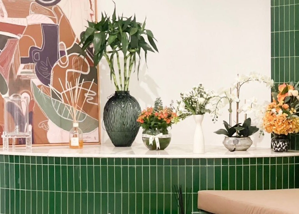 Elegant floral arrangement in Vaya Salon's cozy corner, Riyadh, SA, enhancing the serene ambiance.