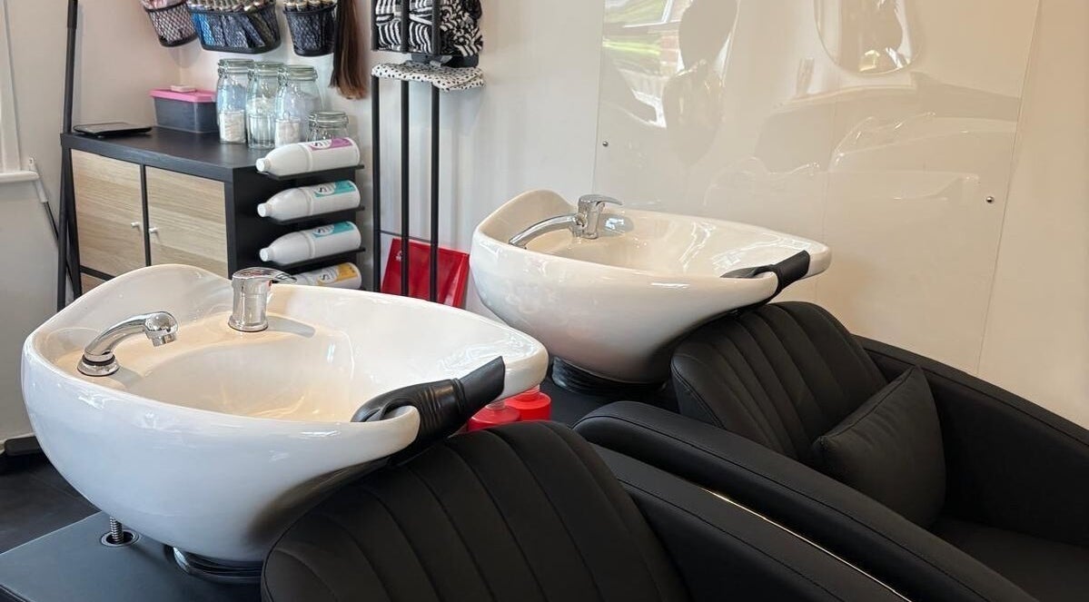 Modern washing stations at HairbyAmiEileen, Basingstoke, England, GB offer a luxurious hair care experience.