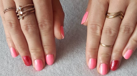 Manucure rose et pailletée chez Le Cocon Beauté de Justine, La Motte-servolex, Auvergne-rhône-alpes, FR.