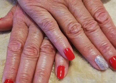 Manucure élégante avec vernis rouge et argent à Le Cocon Beauté de Justine, La Motte-servolex, Auvergne-rhône-alpes, FR.