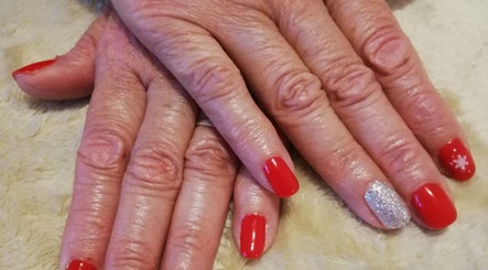 Manucure élégante avec vernis rouge et argent à Le Cocon Beauté de Justine, La Motte-servolex, Auvergne-rhône-alpes, FR.