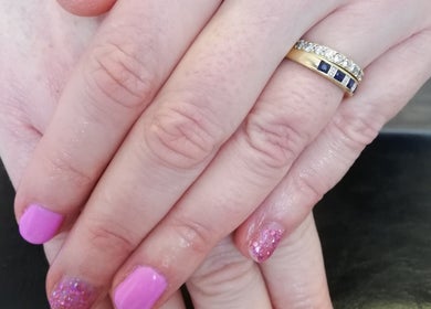 Manucure élégante avec vernis rose à Le Cocon Beauté de Justine, La Motte-servolex, Auvergne-rhône-alpes, FR.
