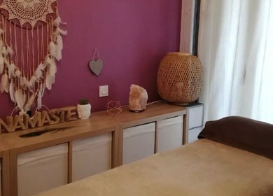 Salle de soin apaisante à Le Cocon Beauté de Justine, La Motte-servolex, Auvergne-rhône-alpes, FR.