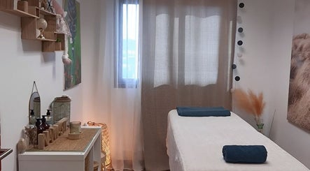 Salle de massage accueillante chez Le Cocon Beauté de Justine à La Motte-servolex, Auvergne-rhône-alpes, FR.