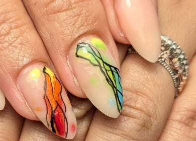 Nail art vibrant à Le Griffoir - Vouneuil-Sous-Biard, Nouvelle-Aquitaine, FR avec motifs colorés.