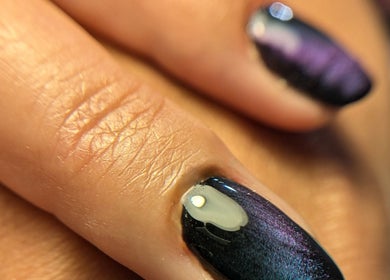 Une manucure sophistiquée avec des ongles noirs brillants chez Le Griffoir - Vouneuil-Sous-Biard, Nouvelle-Aquitaine, FR.