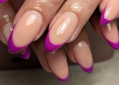 Manucure élégante avec pointes violettes chez Le Griffoir - Au Salon Epsilon CC, Poitiers, Nouvelle-Aquitaine, FR.
