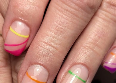 Nail art coloré chez Le Griffoir - Au Salon Epsilon CC, Poitiers, Nouvelle-Aquitaine, FR.