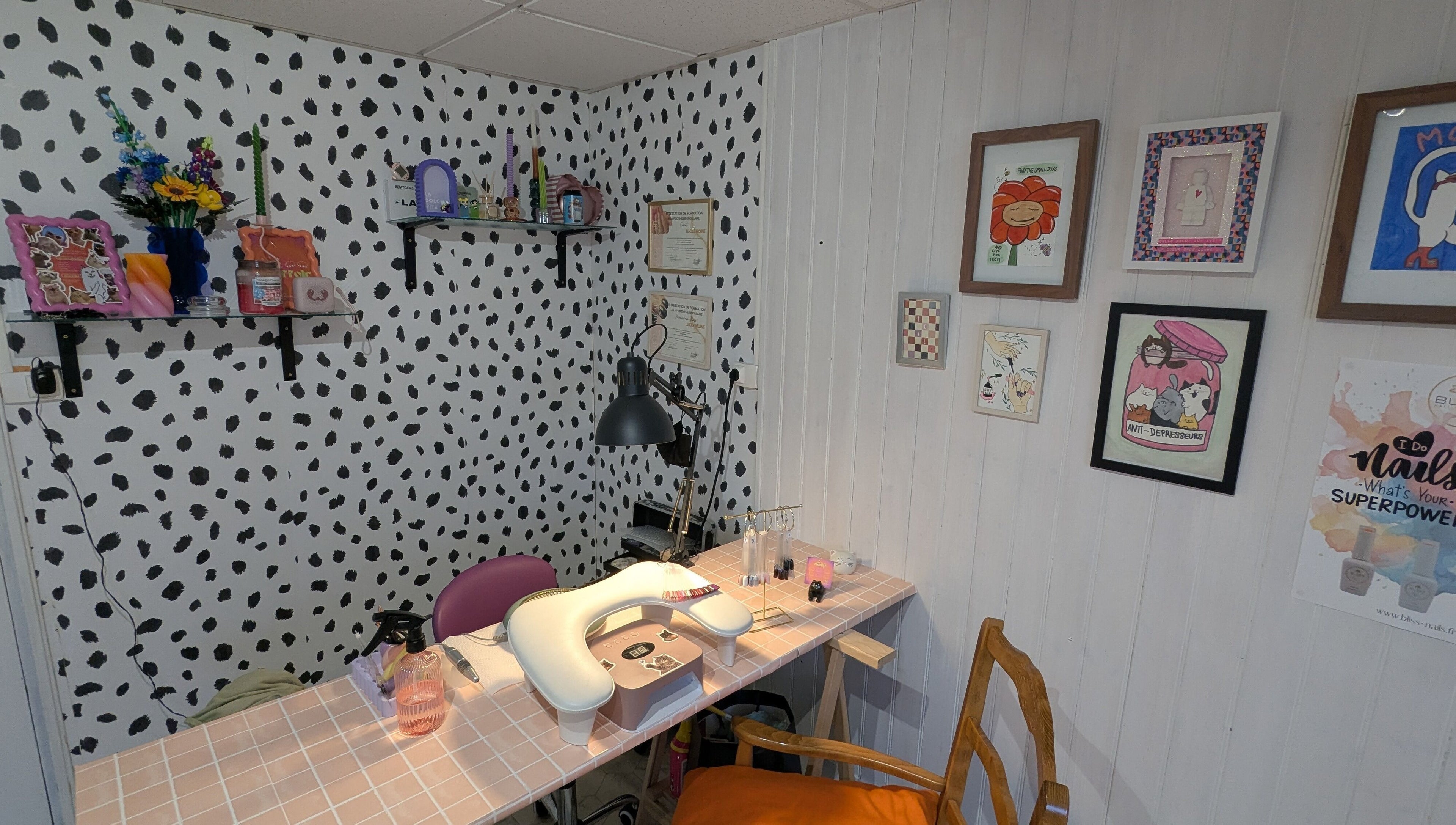 Coin manucure créatif chez Le Griffoir - Vouneuil-Sous-Biard, Nouvelle-aquitaine, FR, décoré avec œuvres d'art.