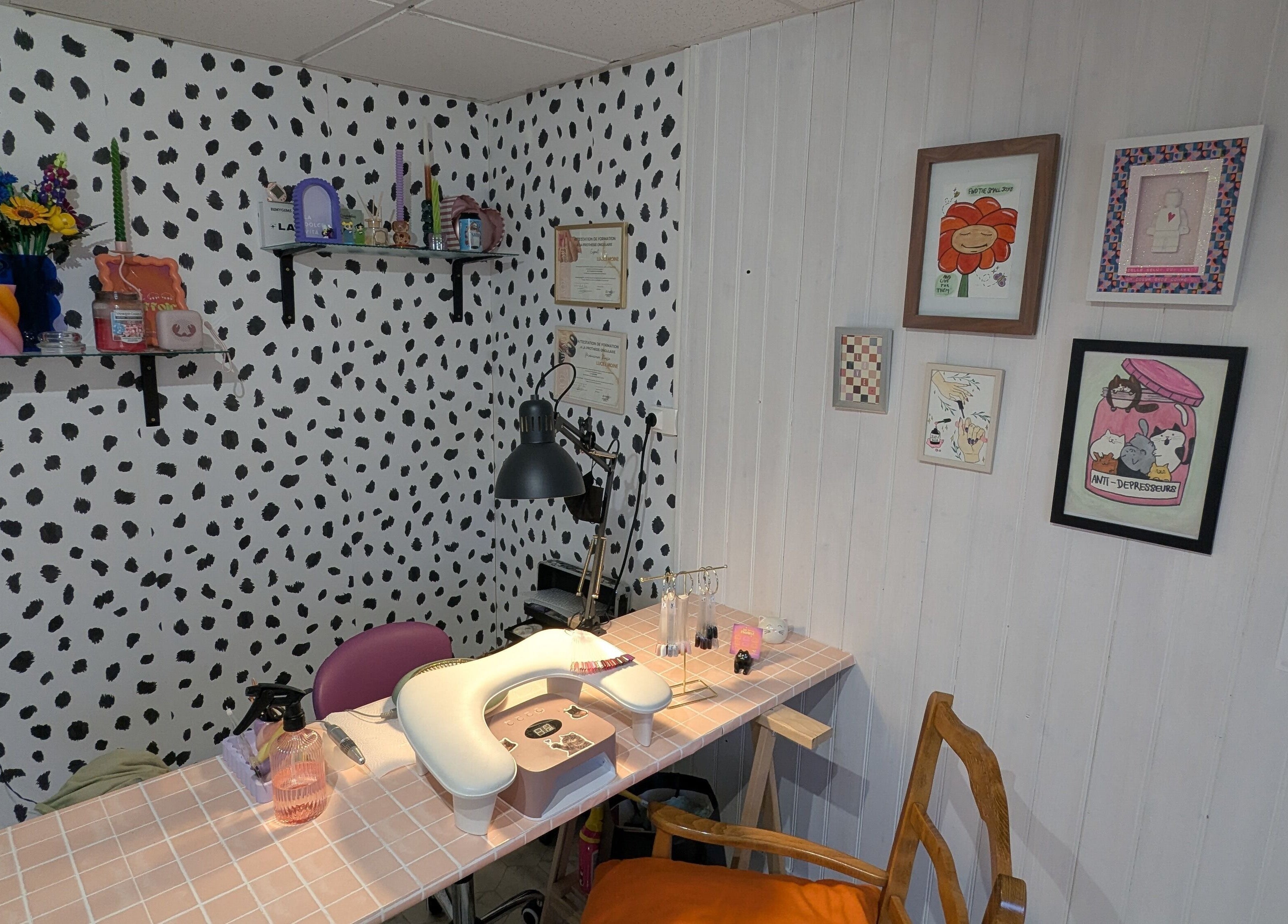 Coin manucure créatif chez Le Griffoir - Vouneuil-Sous-Biard, Nouvelle-aquitaine, FR, décoré avec œuvres d'art.