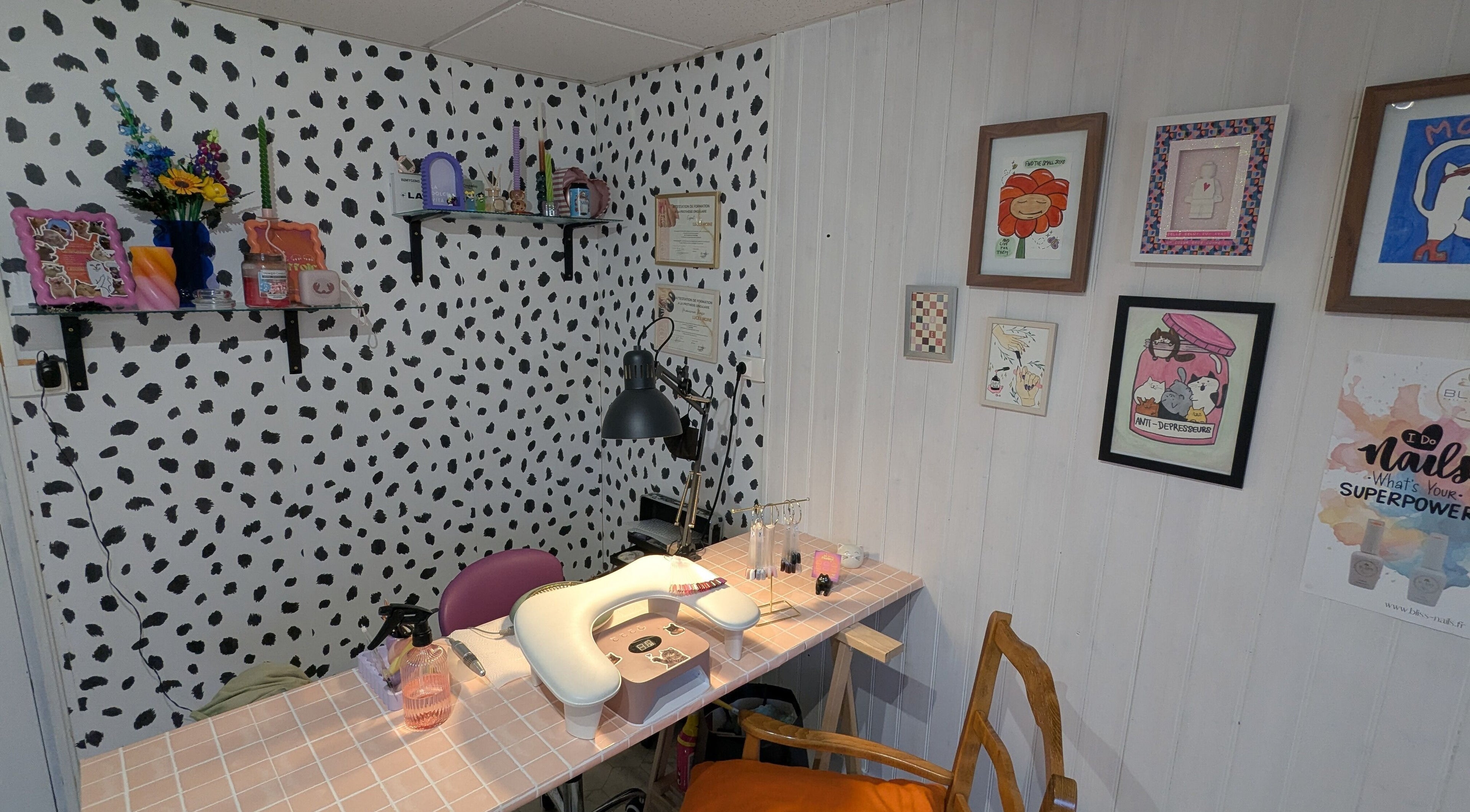 Coin manucure créatif chez Le Griffoir - Vouneuil-Sous-Biard, Nouvelle-aquitaine, FR, décoré avec œuvres d'art.