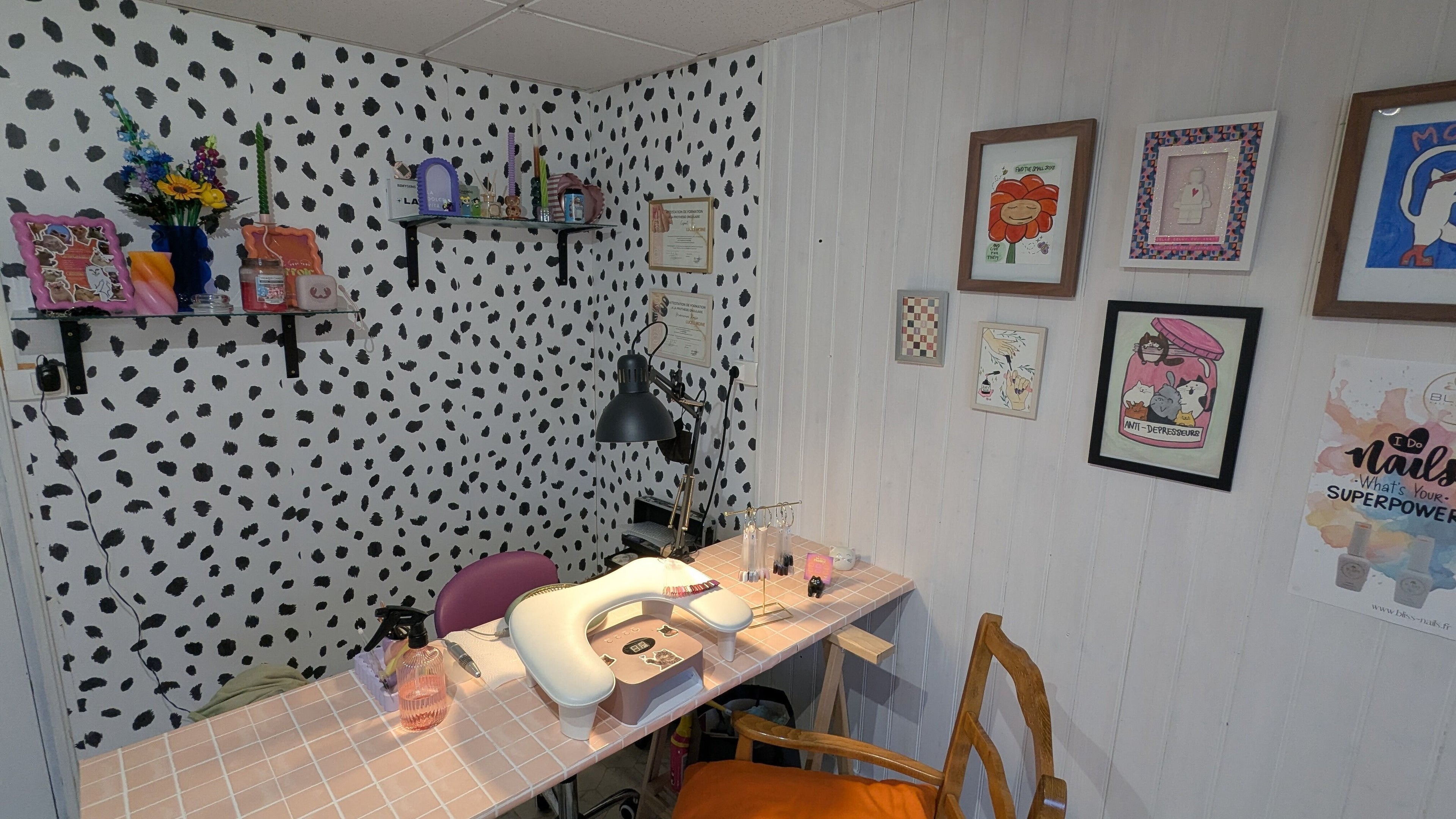 Coin manucure créatif chez Le Griffoir - Vouneuil-Sous-Biard, Nouvelle-aquitaine, FR, décoré avec œuvres d'art.