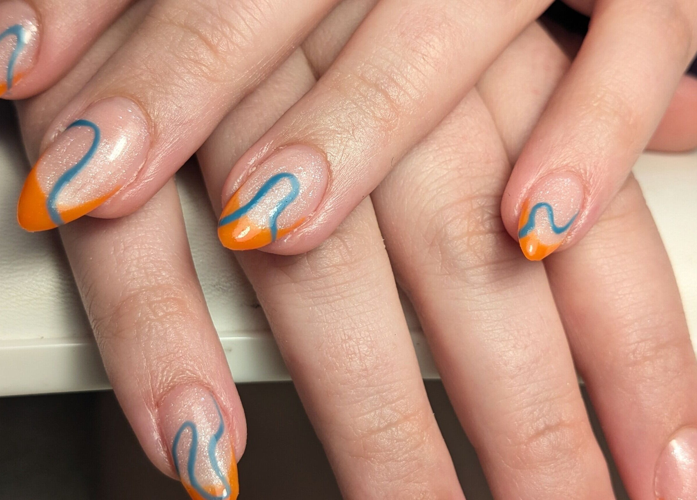 Nail art coloré à Le Griffoir - Vouneuil-Sous-Biard, Vouneuil-sous-Biard, Nouvelle-aquitaine, FR.