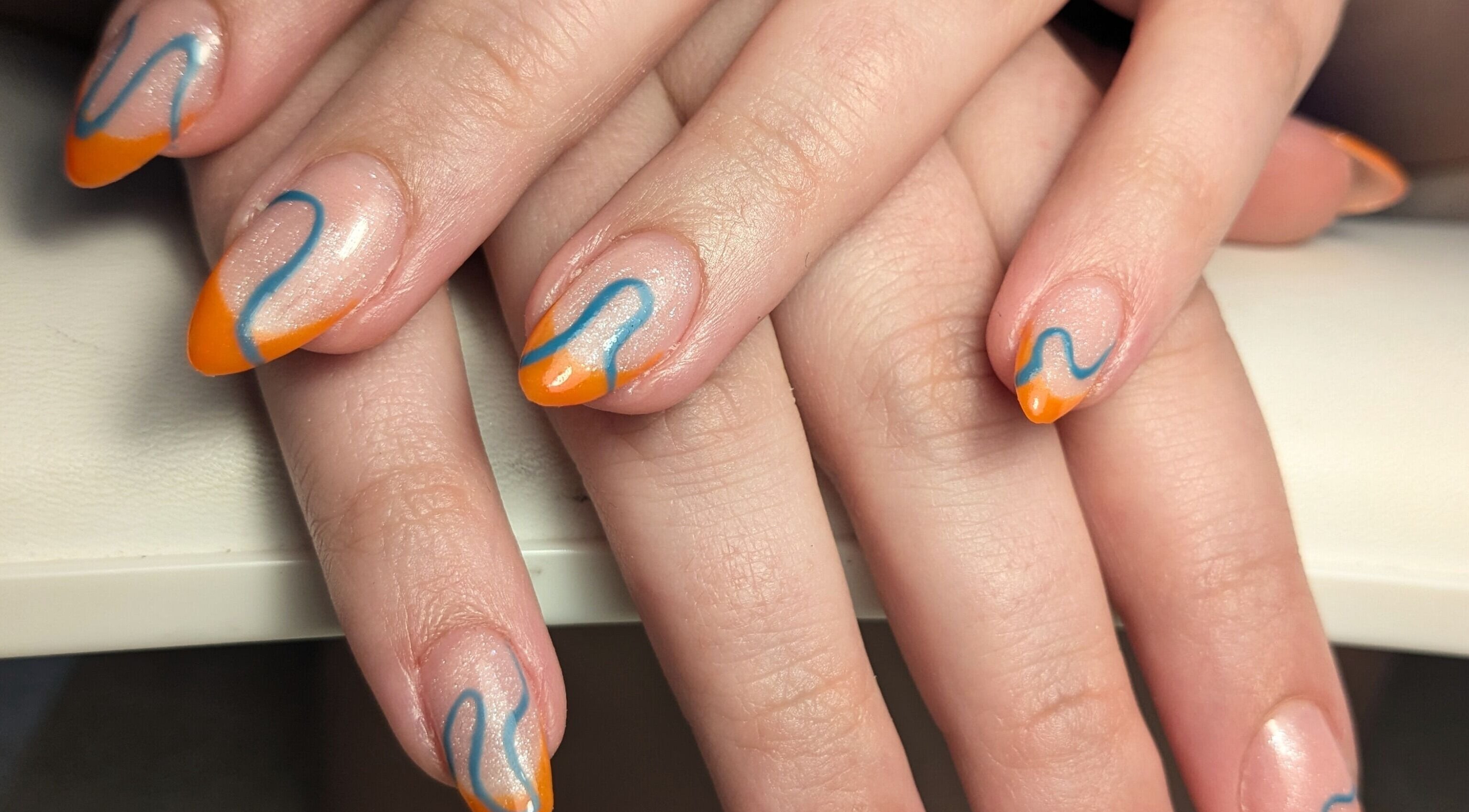 Nail art coloré à Le Griffoir - Vouneuil-Sous-Biard, Vouneuil-sous-Biard, Nouvelle-aquitaine, FR.