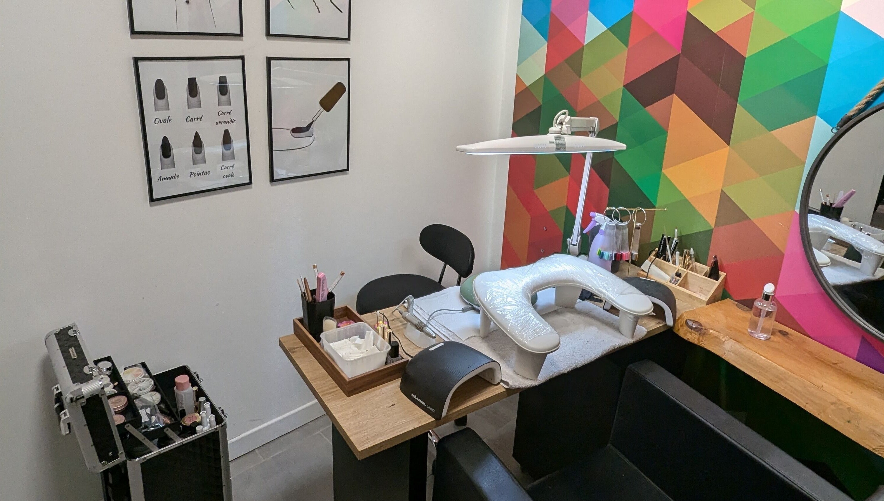 Espace de manucure à Le Griffoir - Au Salon Epsilon CC, Poitiers, Nouvelle-aquitaine, FR, avec des outils et affiches.