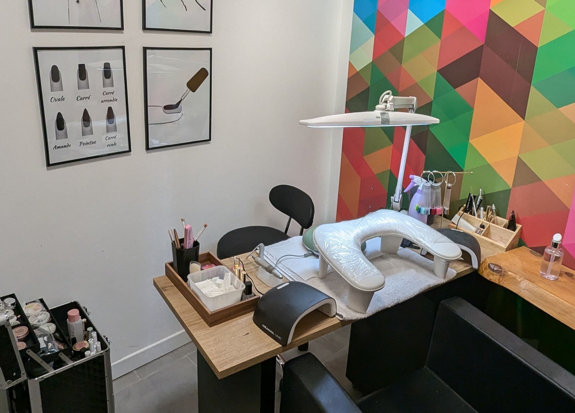 Espace de manucure à Le Griffoir - Au Salon Epsilon CC, Poitiers, Nouvelle-aquitaine, FR, avec des outils et affiches.